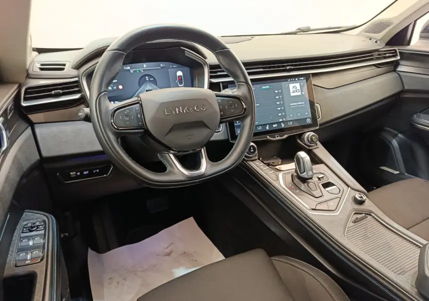 Intérieur du Lynk & Co 01 hybride rechargeable 2022, vue du poste de conduite avec volant multifonctions et écran tactile central.