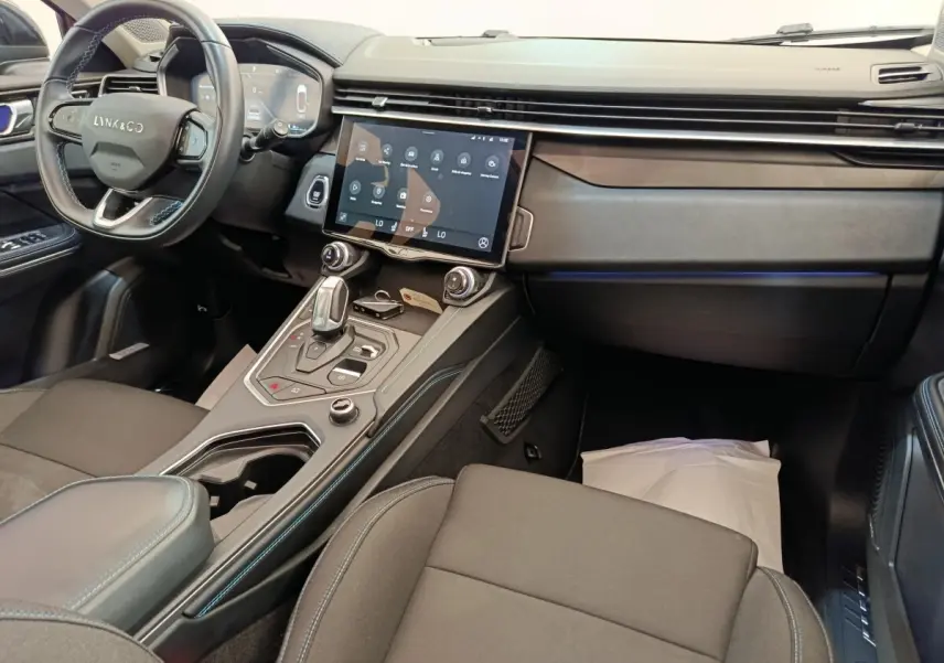 Intérieur avant droit du Lynk & Co 01 hybride rechargeable 2022, avec tableau de bord numérique et écran tactile central.