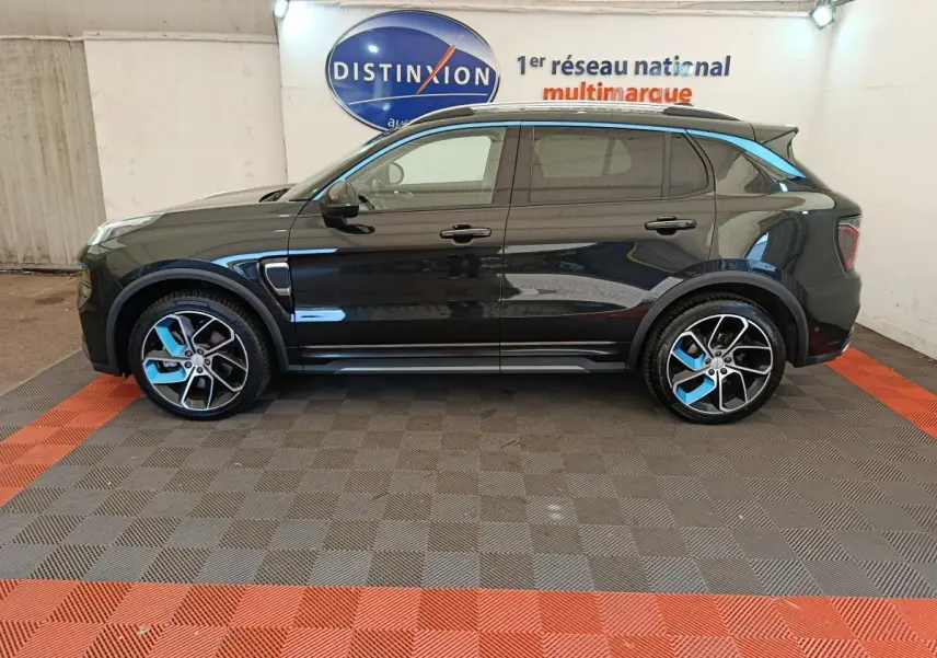 Vue de profil côté gauche du SUV LINK & CO 01 hybride rechargeable noir avec détails bleus sur jantes et toit.