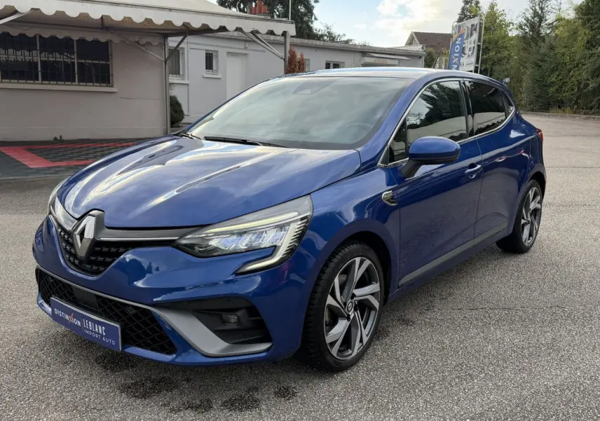 Renault Clio RS Line TCe 140 bleu vue 3/4 avant droit, avec phares LED et jantes alliage distinctives.