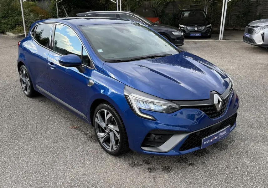 Renault Clio RS Line bleu vue 3/4 avant droit, avec phares LED et jantes alliage distinctives.