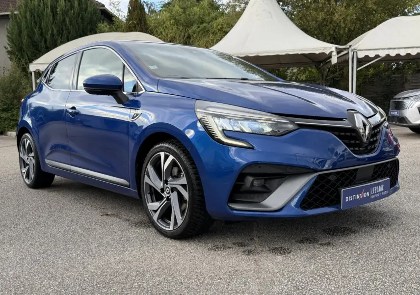 Renault Clio RS Line bleu vue 3/4 avant droit, avec phares LED et jantes alliage distinctives.