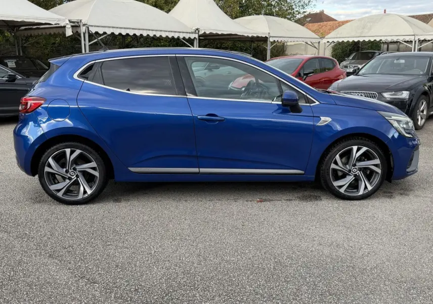 Renault Clio RS Line bleu vue de profil côté gauche, jantes alliage et vitres teintées visibles.