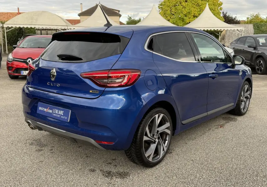 Renault Clio RS Line bleu vue 3/4 arrière droit, jantes alliage et feux arrière LED distinctifs.