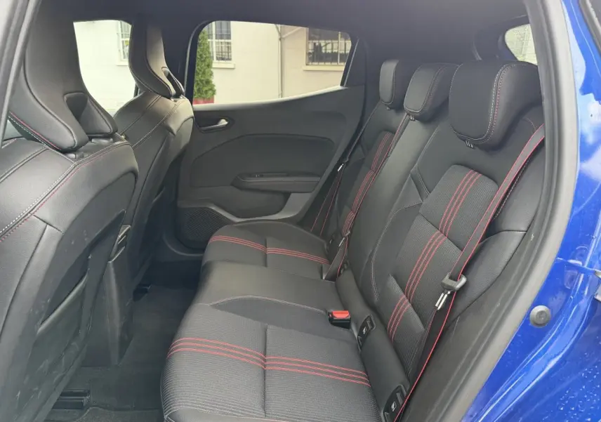 Vue intérieure côté droit sur la banquette arrière noire avec surpiqûres rouges de la Renault Clio RS Line bleu 2021.