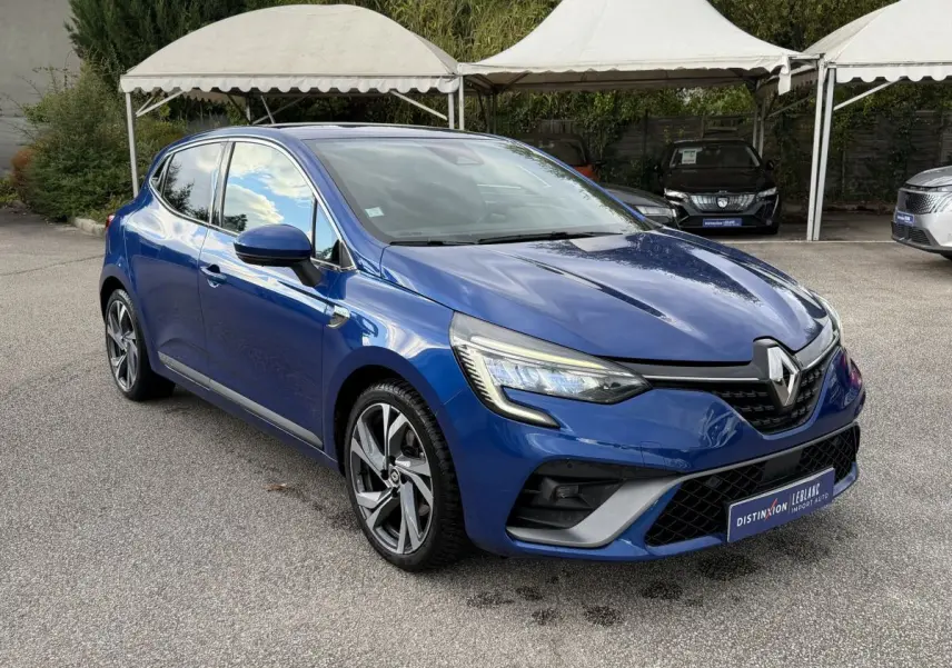 Renault Clio RS Line bleu vue 3/4 avant droit, avec phares LED et jantes alliage distinctives.