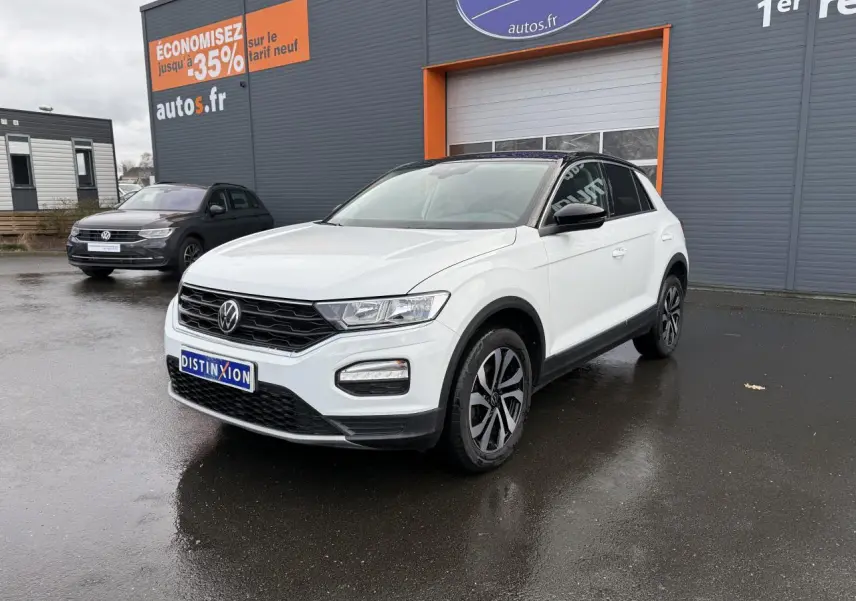 Volkswagen T-Roc blanc pur en 3/4 avant droit, avec jantes noires brillantes 'Galway' et vitres surteintées.