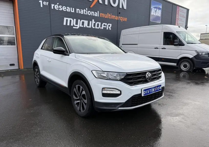 Volkswagen T-Roc blanc pur en 3/4 avant droit avec jantes Galway noires et toit noir brillant.