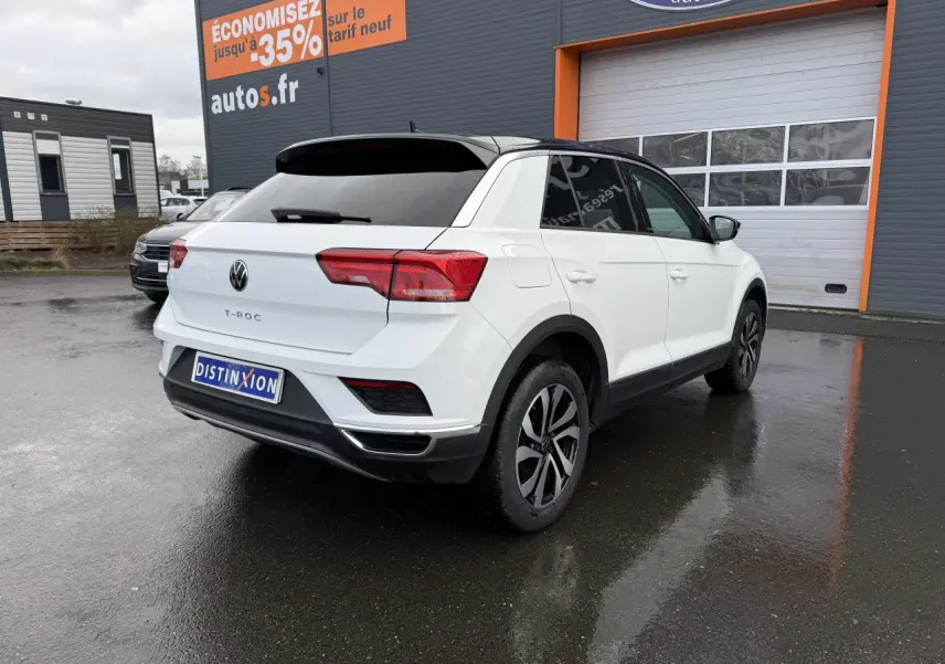 Volkswagen T-Roc blanc pur vu en 3/4 arrière droit, avec jantes Galway noires brillantes et vitres surteintées.