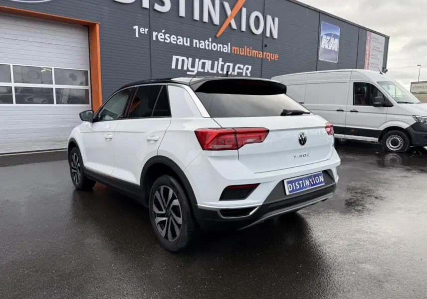 Volkswagen T-Roc blanc pur vu en 3/4 arrière droit, avec jantes Galway noires et vitres arrière surteintées.