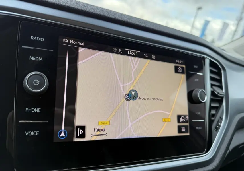 Écran tactile du système de navigation du Volkswagen T-Roc 2021, vue rapprochée du tableau de bord intérieur.
