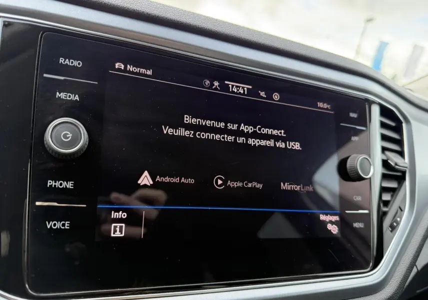 Écran tactile central du Volkswagen T-Roc 2.0 TDI blanc, affichant l'interface App-Connect avec options Android Auto et Apple CarPlay.