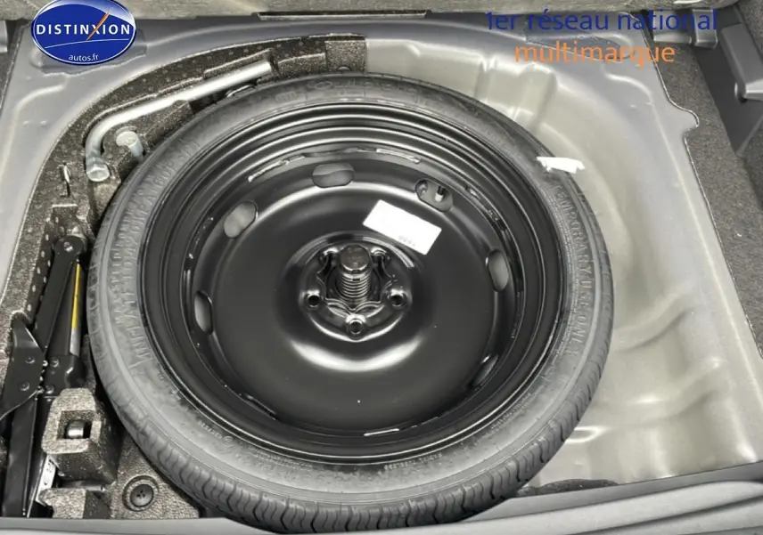 Vue en plongée sur la roue de secours noire dans le coffre du CUPRA Formentor gris Graphene 2026.