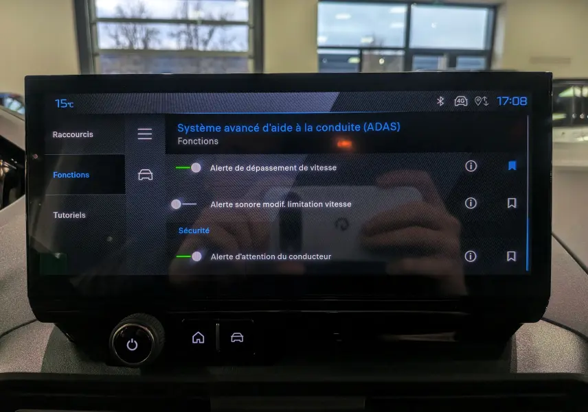 Écran tactile du système d'aide à la conduite du Peugeot Rifter 2025 affichant les alertes de sécurité.
