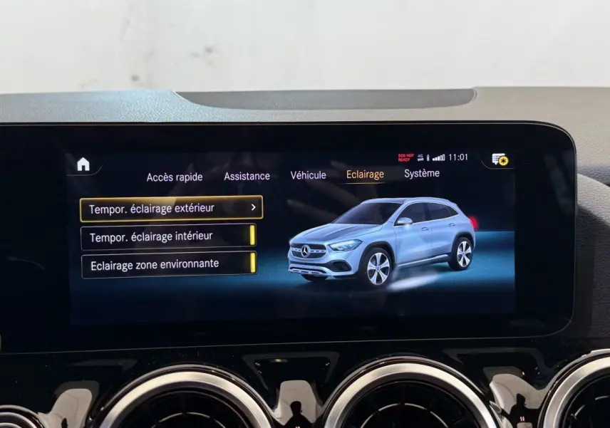 Écran tactile intérieur montrant un Mercedes GLA 250 e AMG Line gris clair en 3/4 avant droit.