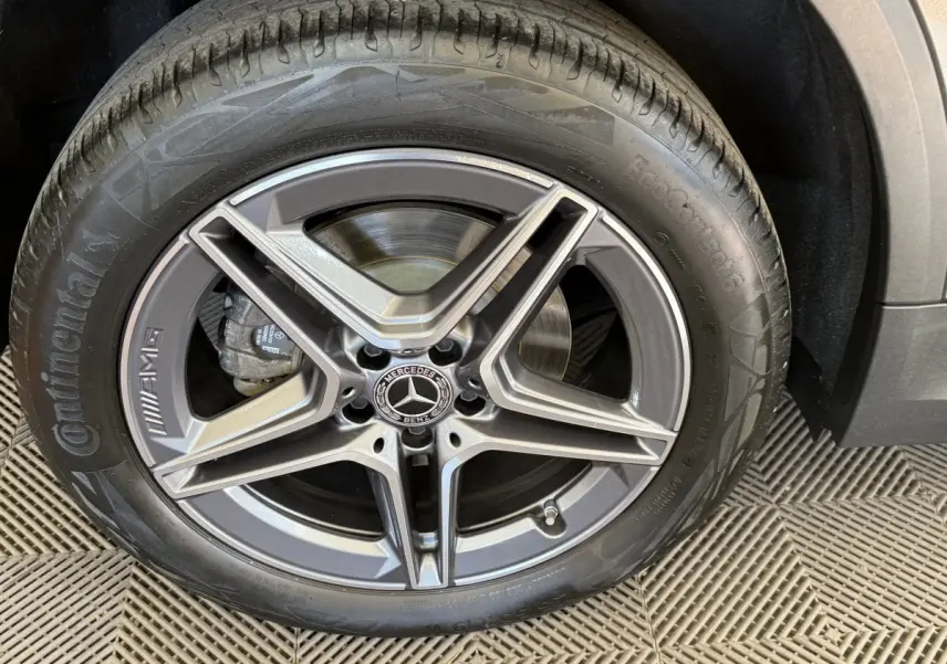 Gros plan sur la roue avant droite gris clair du Mercedes GLA 250 e AMG Line avec jante AMG cinq branches.