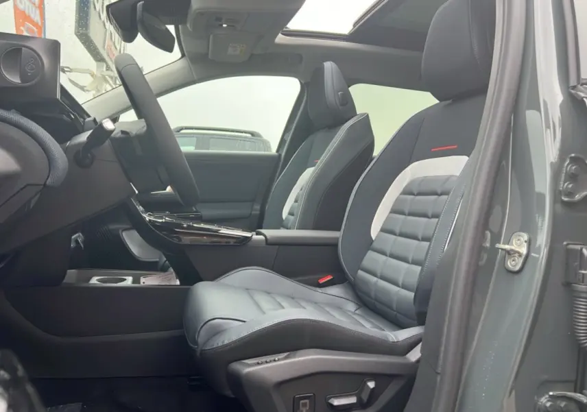 Vue intérieure côté conducteur du Citroën C5 Aircross New Hybrid 145, sièges cuir et tissu gris avec toit panoramique.
