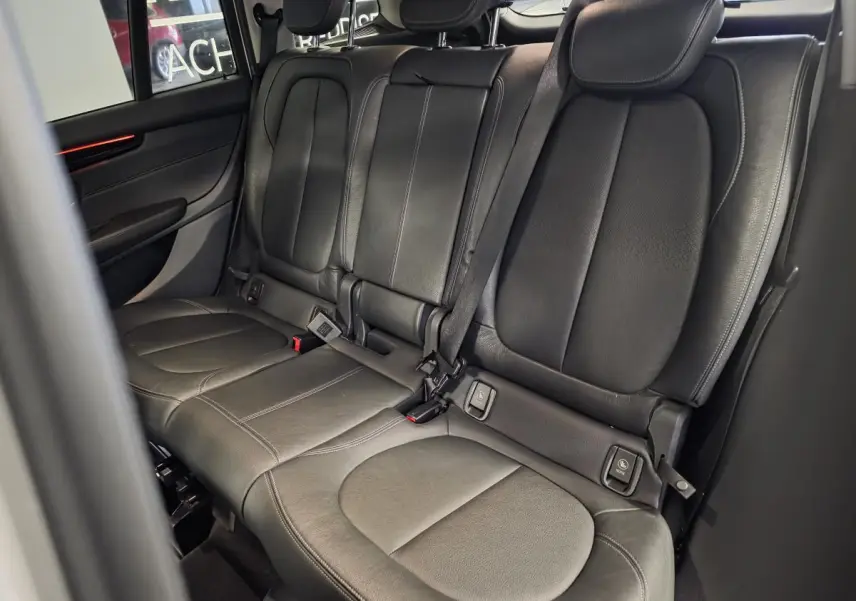 Vue rapprochée de la banquette arrière en cuir noir de la BMW Série 2 Gran Tourer, avec ceintures et appuie-têtes visibles.