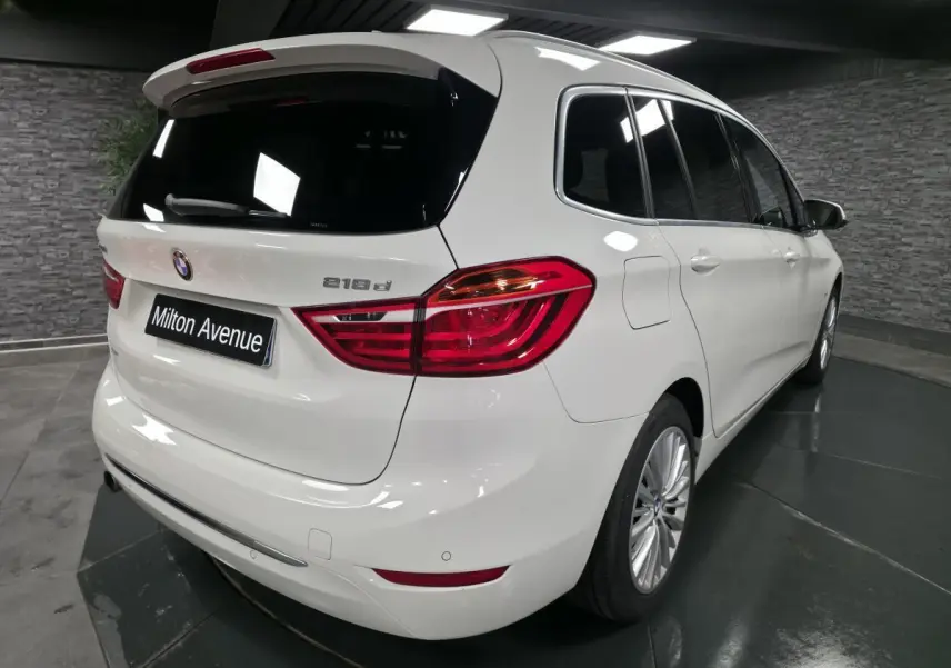 BMW Série 2 Gran Tourer blanc vue 3/4 arrière droit avec feux arrière LED et jantes alliage 17 pouces.