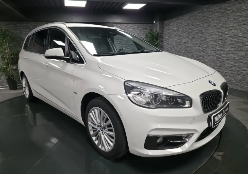 BMW Série 2 Gran Tourer blanc vue 3/4 avant droit avec jantes alliage et calandre chromée