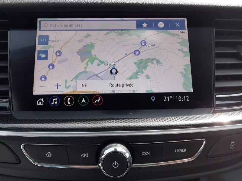 Vue rapprochée de l'écran tactile central du tableau de bord de l'Opel Insignia Grand Sport gris clair avec navigation affichée.