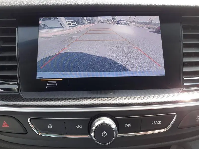 Vue de l'écran de recul de l'Opel Insignia Grand Sport gris clair, avec les lignes de guidage rouges visibles.