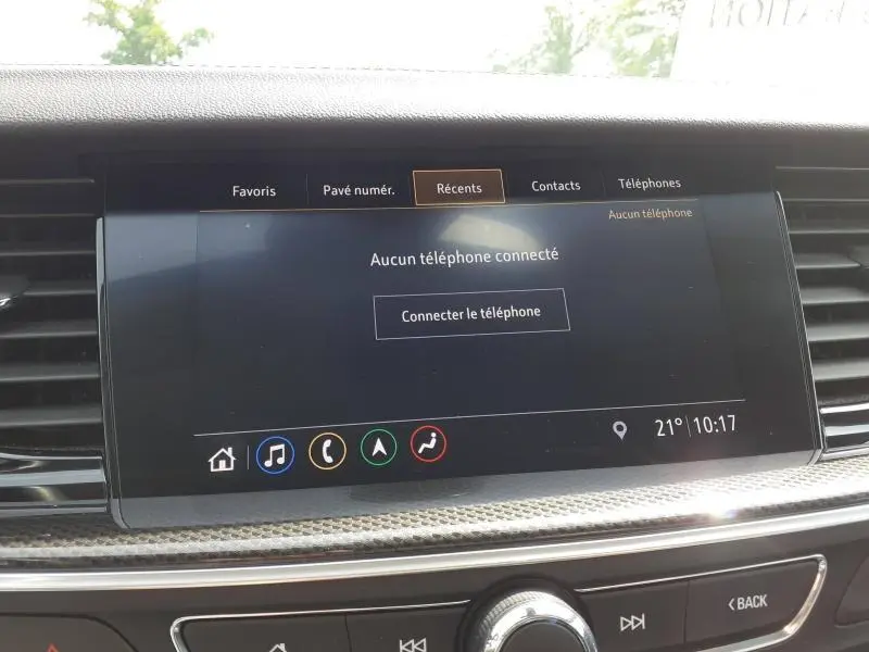 Écran tactile central de l’Opel Insignia Grand Sport 2021 affichant l’interface de connexion téléphone, vue frontale intérieure.