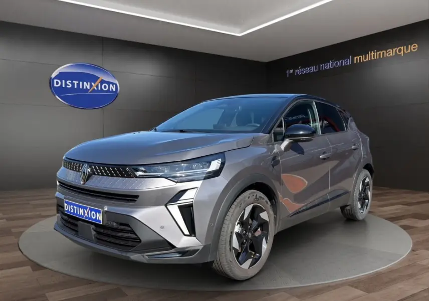 Renault Captur Techno TCe 90 gris foncé en 3/4 avant droit, avec phares LED et jantes noires distinctives.