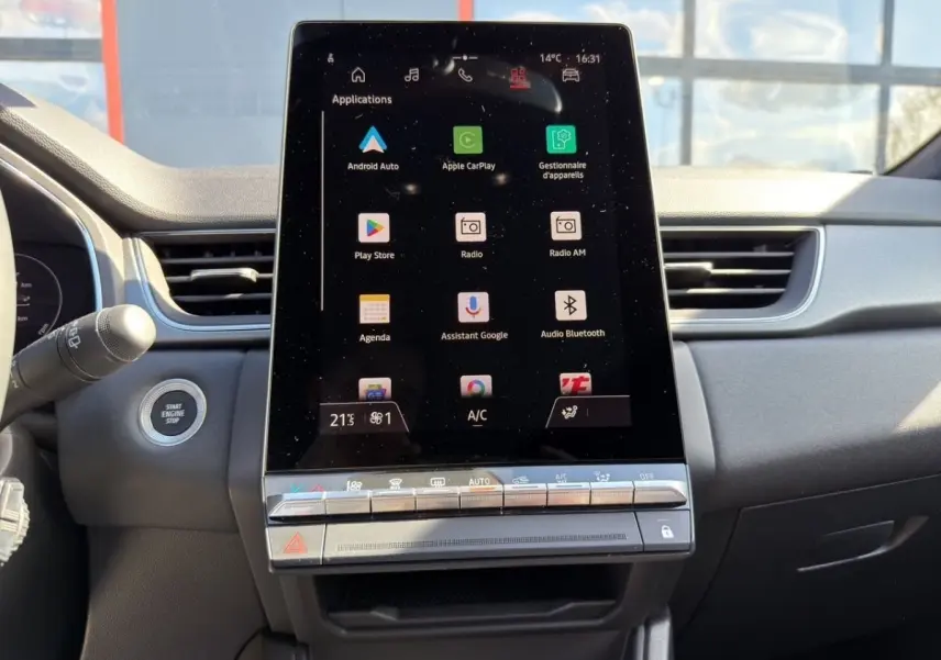 Écran tactile central 7 pouces du tableau de bord du Renault Captur Techno TCe 90 gris foncé, vue de face.