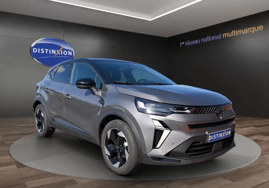 Renault Captur Techno TCe 90 gris foncé en 3/4 avant droit, avec phares LED et jantes noires distinctives.