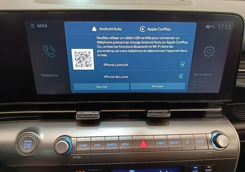 Écran tactile central du tableau de bord Hyundai Kona 2024 affichant Android Auto et Apple CarPlay.