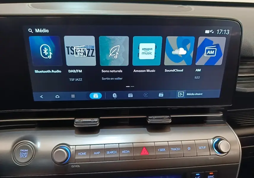 Écran tactile multimédia 12,3 pouces du tableau de bord du Hyundai Kona 2024, avec commandes intégrées.