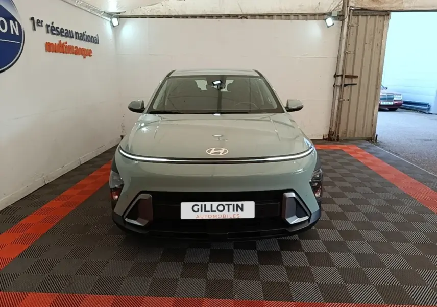 Vue de face du Hyundai Kona 1.6 Hybrid 141 Intuitive HEV vert, avec calandre noire et éclairage LED fin.