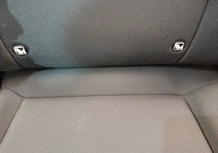 Gros plan sur la banquette arrière grise du Hyundai Kona 1.6 Hybrid 2024 avec fixations Isofix visibles.