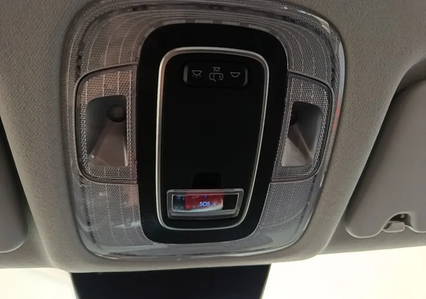 Plafonnier intérieur avec commandes d’éclairage et bouton SOS du Hyundai Kona 1.6 Hybrid 2024, vue en contre-plongée.