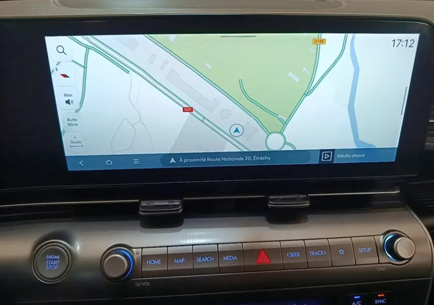 Vue rapprochée de la console centrale du Hyundai Kona 2024, écran tactile de navigation et commandes multimédia visibles.