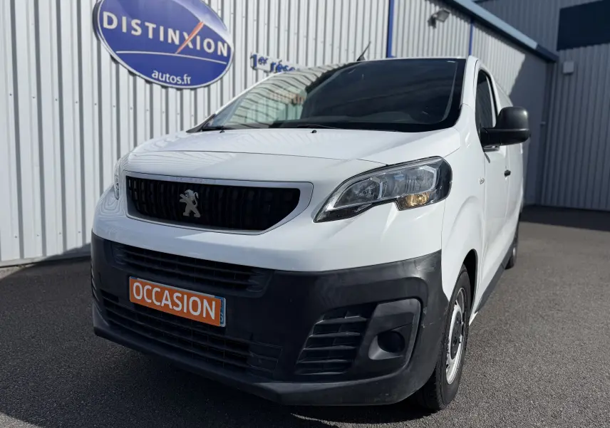 Vue 3/4 avant droite d’un Peugeot Expert FGN blanc de 2017 avec pare-chocs noir et plaque "OCCASION" orange.