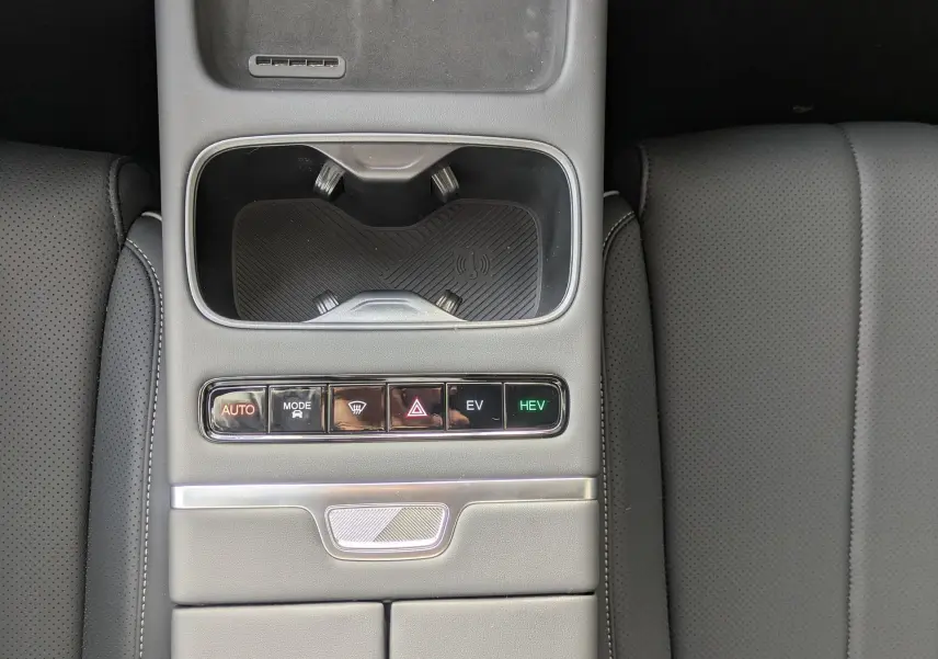 Vue plongeante sur la console centrale noire du JAECOO J7 2026, avec commandes EV, HEV et porte-gobelets.