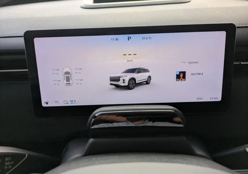 Vue de face sur l'écran digital du tableau de bord du JAECOO J7, affichant une image du SUV en blanc.