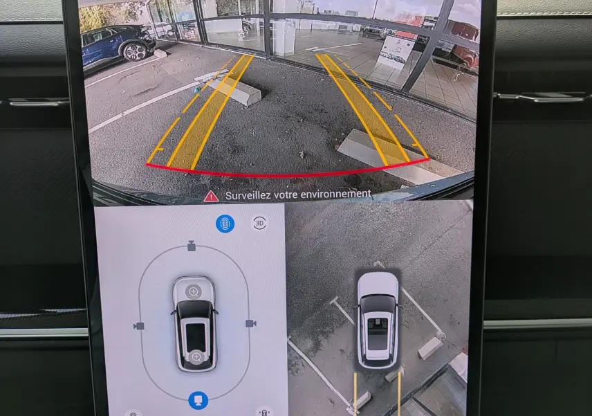 Écran de caméra 360 du JAECOO J7 olive gris et toit noir, vue arrière et vue aérienne du stationnement.