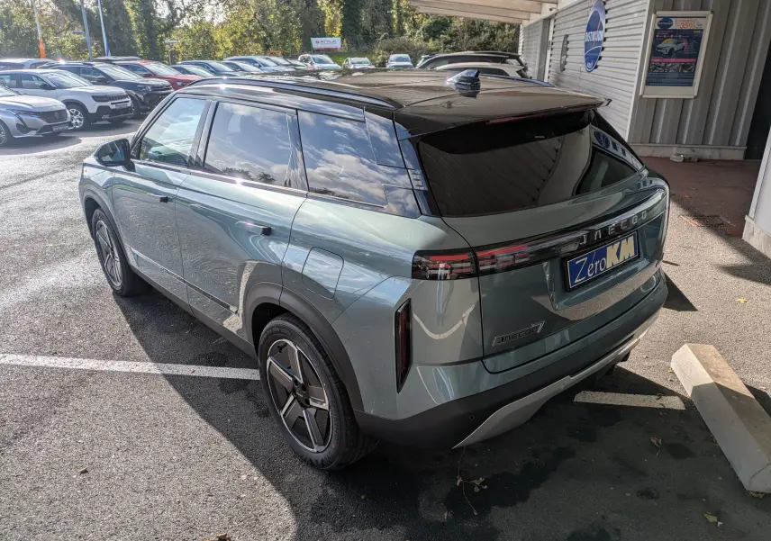 Vue 3/4 arrière droite du JAECOO J7 hybride rechargeable en olive grey métal avec toit noir, roues au design moderne.