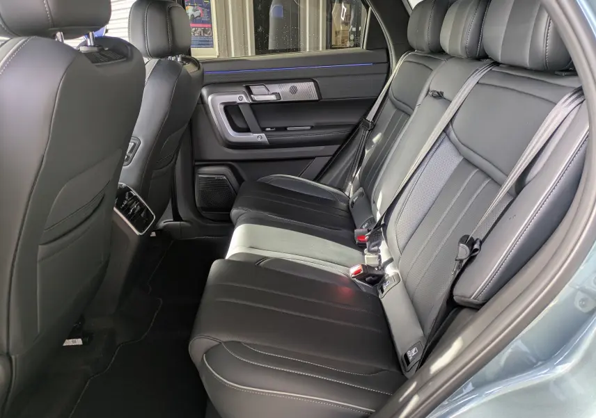 Vue intérieure côté droit des sièges arrière en cuir noir du JAECOO J7 1.5 TGDI PHEV 279CH EXCLUSIVE 2026.