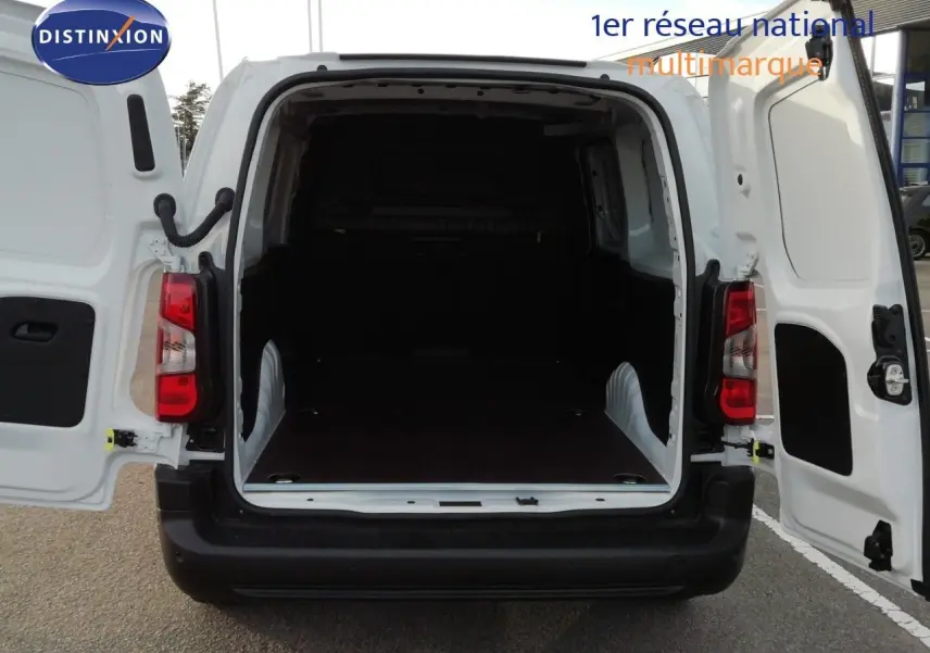 Vue arrière ouverte du Citroën Berlingo XL blanc icy 2026 montrant l'espace de chargement vide et les portes battantes.