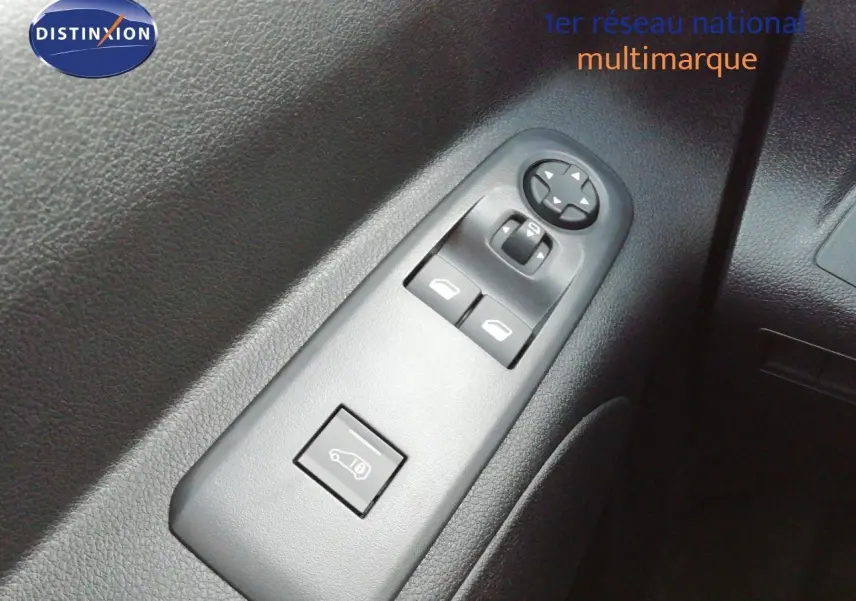 Gros plan sur les commandes de lève-vitres et rétroviseurs côté conducteur du Citroën Berlingo XL blanc Icy 2026.