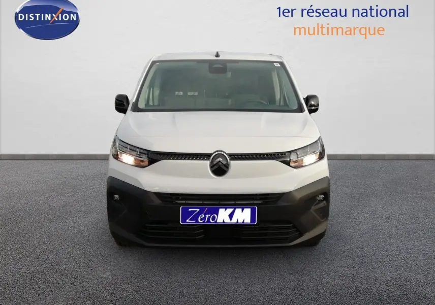 Vue frontale d'un Citroën Berlingo XL blanc Icy avec calandre noire et plaque Zero KM visible.