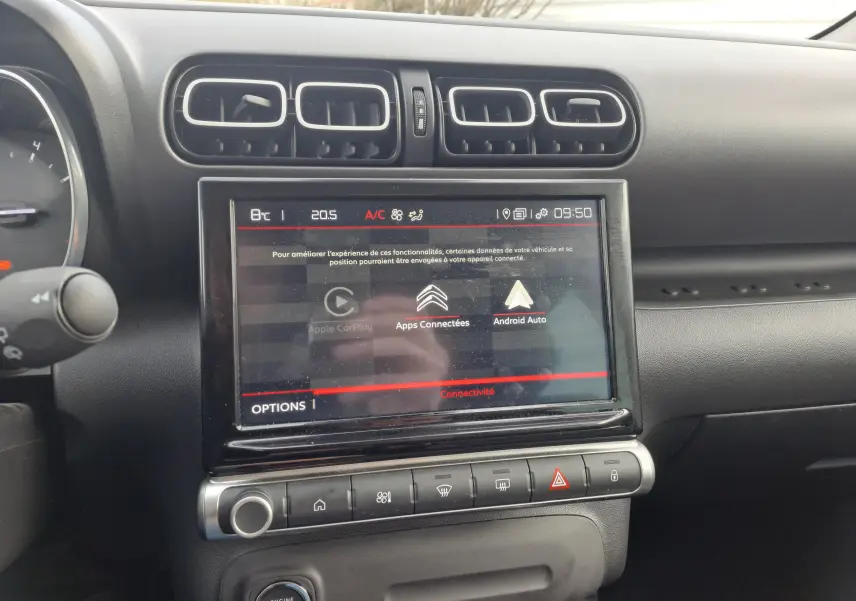 Vue rapprochée de l’écran tactile central et des commandes du tableau de bord intérieur du Citroën C3 Aircross 2024.