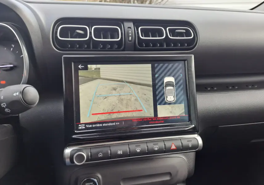 Écran central du tableau de bord du Citroën C3 Aircross blanc banquise 2024 montrant la caméra de recul et l'affichage 360°