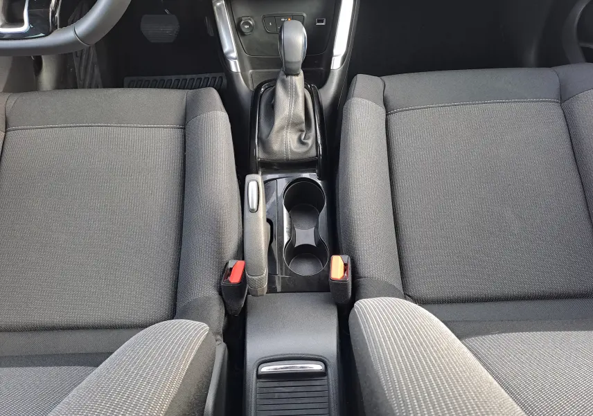 Vue intérieure centrée sur la console centrale et les sièges avant gris tissu du Citroën C3 Aircross 2024.