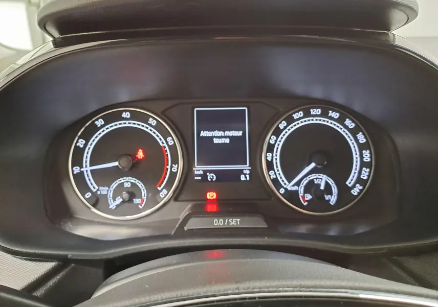 Tableau de bord de Skoda Fabia 2023 avec compte-tours et vitesse, affichage central indiquant "Attention moteur tourne".