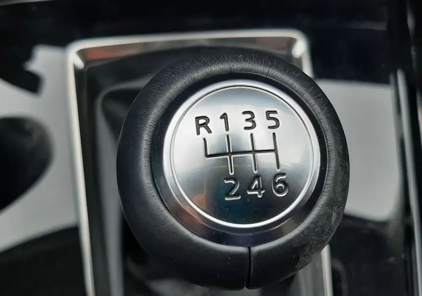 Gros plan sur le levier de vitesses manuel du Mazda CX-30 2024, avec indication des six rapports et marche arrière.